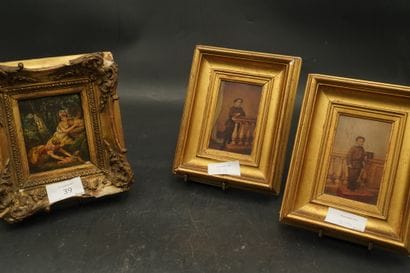 Trois petites pièces encadrées figurant une...