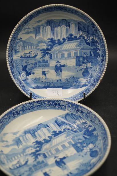 ANGLETERRE, deux plats circulaires en faïence...