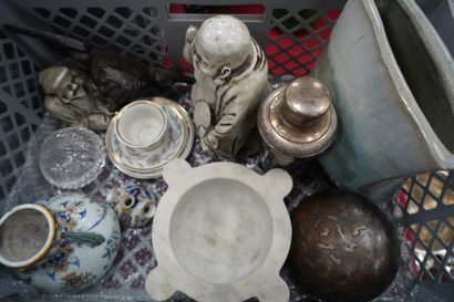 Mortier en albâtre ; deux statuettes en céramique...