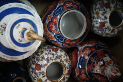 Potiche et vase en porcelaine dans le goût...