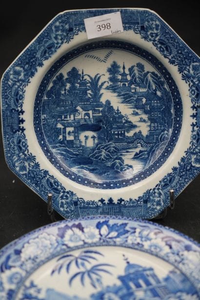 ANGLETERRE, réunion d’assiettes en faïence...