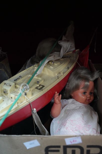 Réunion de jouets, poupées, bateau, dentelle,...