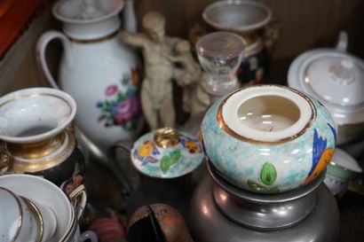 Réunion de lampe à pétrole ; theière ; verseuse...