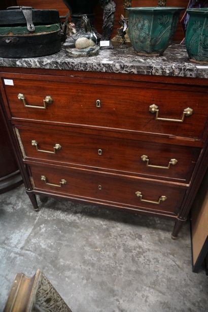 Commode en acajou et placage d'acajou, ouvrant...