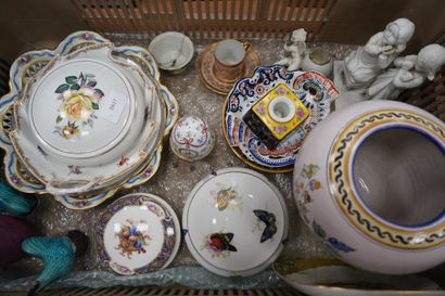 Réunion de boites et coupes en porcelaine...