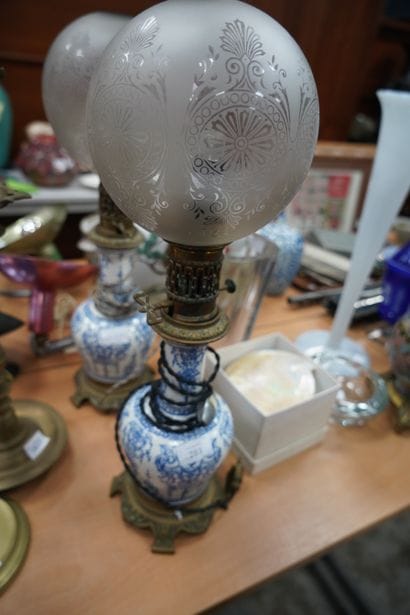 GIEN, paire de lampes à pétrole montée à...