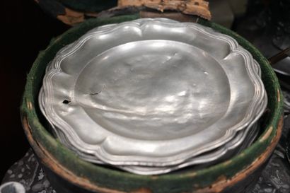 11 assiettes en étain de forme chantournée,...