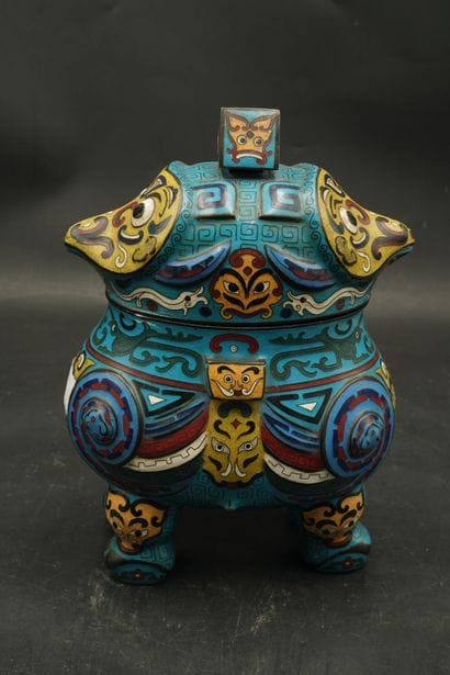 CHINE Xxe. Boite couverte en émaux cloisonnés...