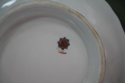 LIMOGES, partie de service de table en porcelaine...