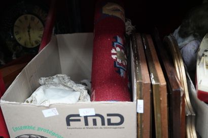 Réunion de jouets, poupées, bateau, dentelle,...