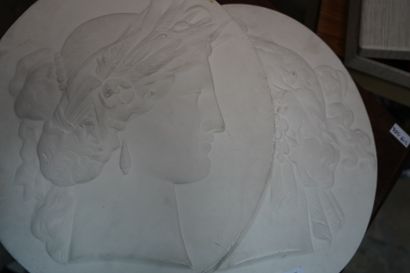 Deux médaillons ovales en plâtre figurant...