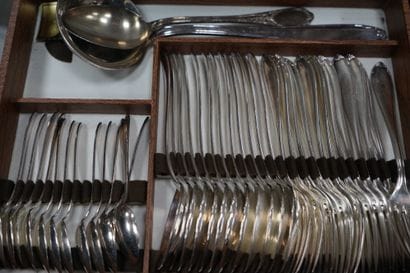 Partie de ménagère en métal argenté modèle...
