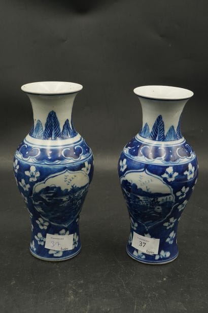 CHINE, XXe. Paire de vases balustre en porcelaine...