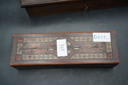 Réunion de petites boîtes en bois, l'une...