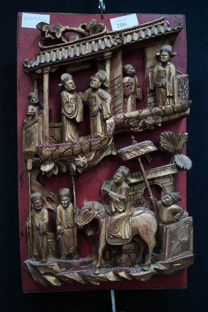 Panneau en bois sculpté, peint et doré de...