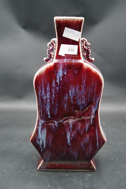 CHINE, XXe. Vase de forme violonée en porcelaine...