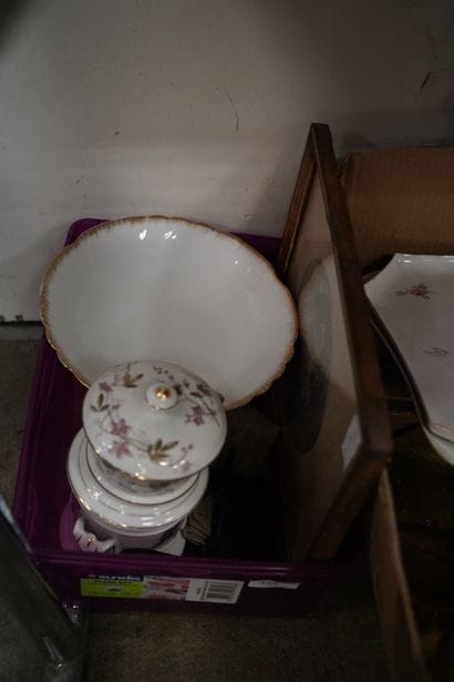Tisanière en porcelaine à décor émaillé de...