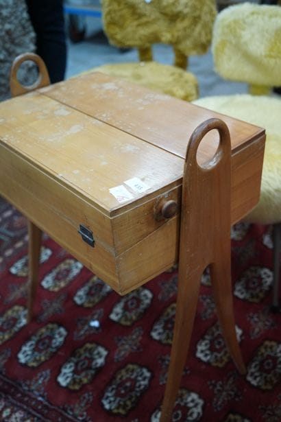 Table travailleuse en bois blond ouvrant...
