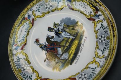 CREIL, suite de 4 assiettes en faïence fine...
