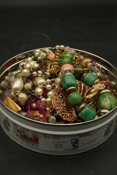 Réunion de bijoux fantaisie. Une boîte, en...