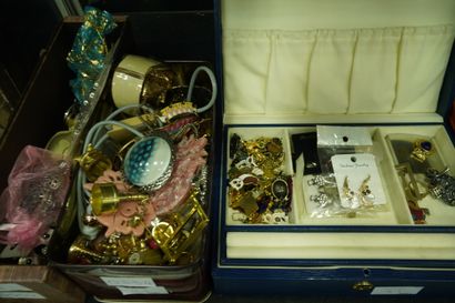 Réunion de bijoux fantaisie sur le thème...