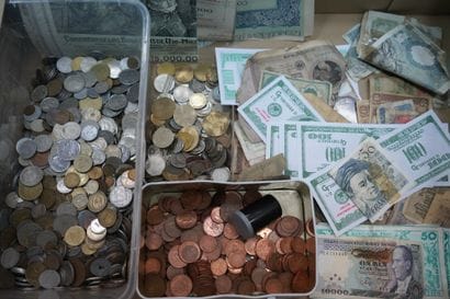 Réunion de billets, pièces de monnaie, actions....