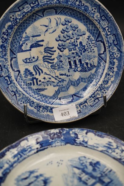 CALAIS, deux assiettes en faïence fine à...