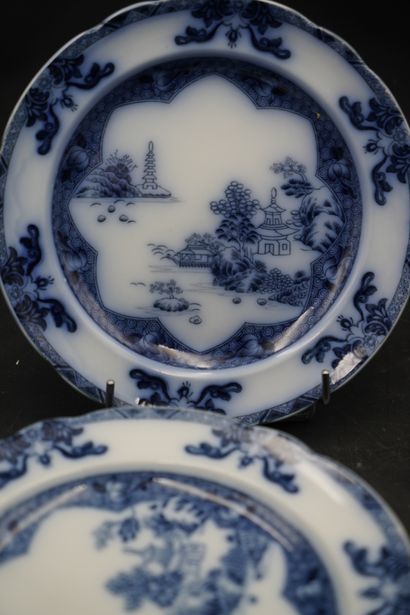 SPODE, réunion d’assiettes en faïence fine...