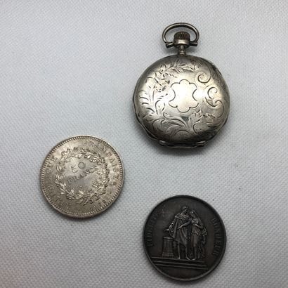 Lot comprenant : une Pièce en argent 50 francs...