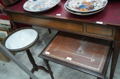 Bureau en bois vernis ouvrant par un tiroir...