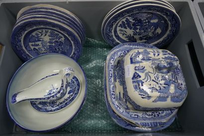 ANGLETERRE, partie de service de table dépareillé...