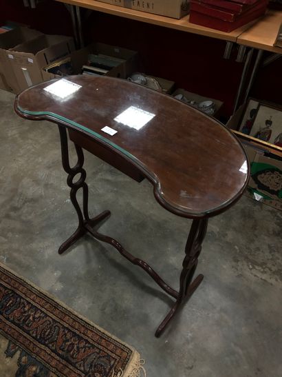 Table rognon en bois plaqué, sur piètement...