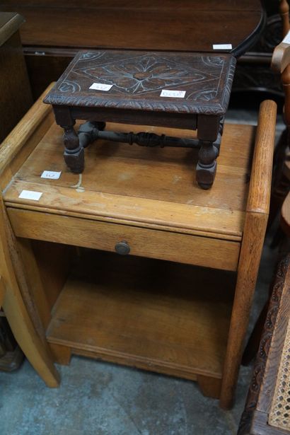 Réunion de mobilier en bois naturel comprenant...
