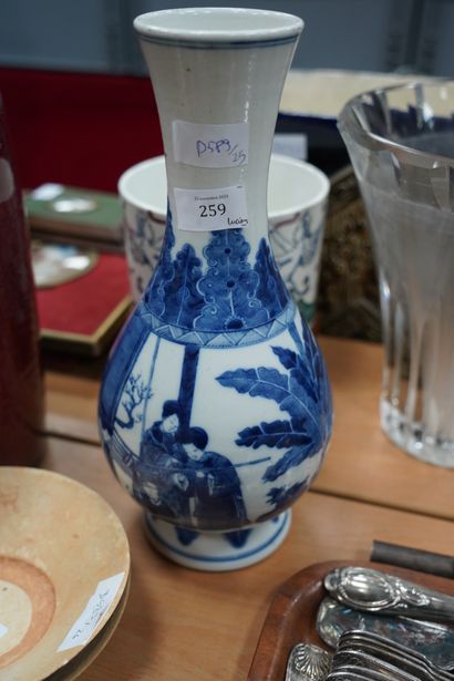 Chine, XIXe siècle 
Vase balustre en porcelaine...