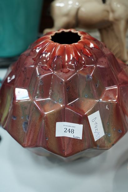 Vase de forme géométrique en céramique émaillée,...