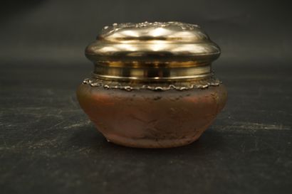 DAUM NANCY, pot à fard en verre à décor dégagé...