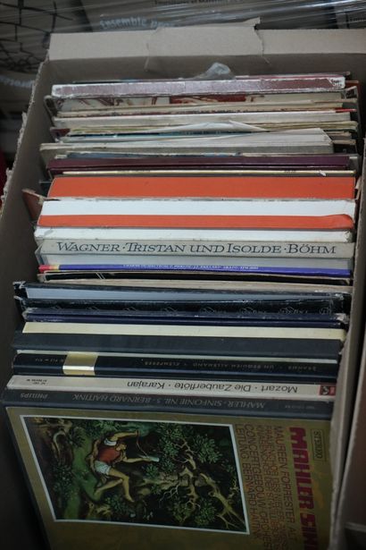 Réunion de disques vinyles. Deux cartons....