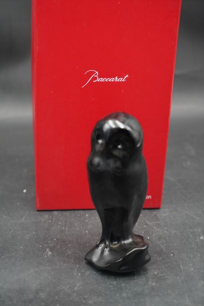 BACCARAT, sculpture en cristal teinté bleu...