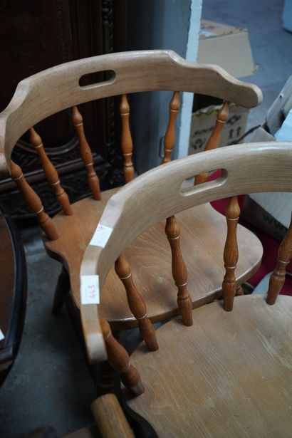 Réunion de mobilier en bois naturel comprenant...