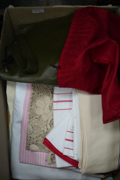 Réunion de linge de maison, dentelle, sacs....