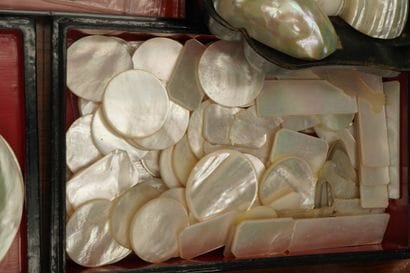 Réunion d'objets en nacre comprenant : jetons...