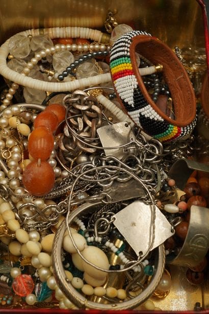 Réunion de bijoux fantaisie. Une boîte. En...