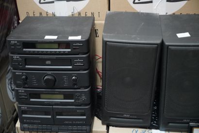Mini chaîne Akaï et deux enceintes ; disques...