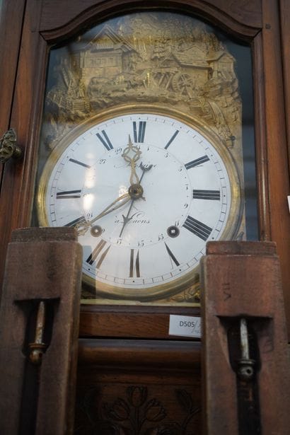 Horloge comtoise en bois naturel mouluré...