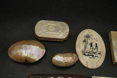 Réunion d'objets en nacre comprenant : un...