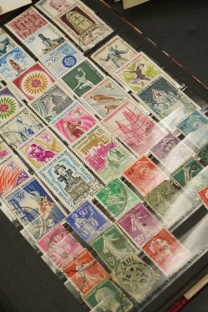 Réunion de timbres France et étranger. Trois...