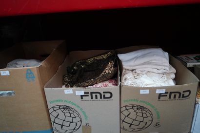 Linge de maison, dentelles. Trois cartons....
