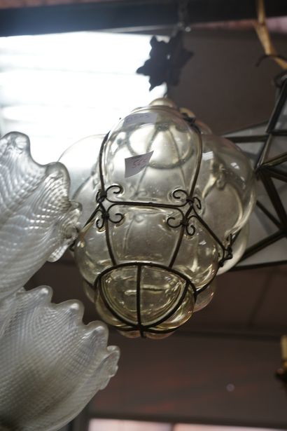 Lustre en céramique peinte à décor de fleurs,...