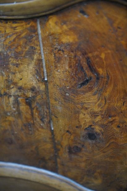 Buffet en bois mouluré sculpté ouvrant par...