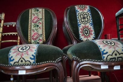 Suite de quatre fauteuils en bois teinté...